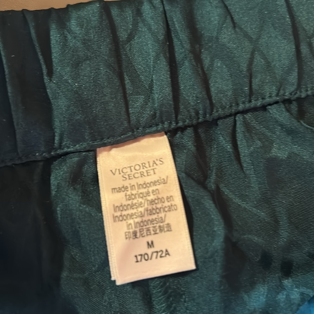 Victoria’s Secret Elegant Green Satin Sleepwear Set - Picture 5 of 8